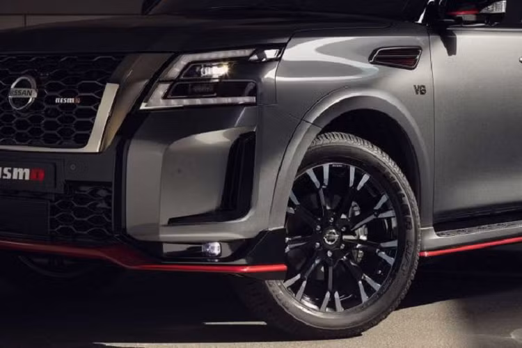 Patrol Nismo 2021 vẫn dùng động cơ V8 5.6L như bản thường nhưng lại mạnh tới 428 mã lực và mô-men xoắn cực đại 560Nm, tăng 28 mã lực so với Patrol tiêu chuẩn. Sức mạnh được gửi đến các bánh xe thông qua hộp số tự động 7 cấp.