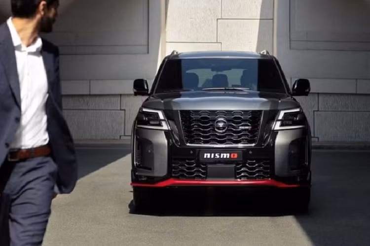 Patrol Nismo dễ dàng được phân biệt với Patrol tiêu chuẩn nhờ lưới tản nhiệt dạng lưới tổ ong kèm huy hiệu Nismo, cản trước mới có các khe gió đặt dọc ở hai bên và líp gió trước sơn đỏ nổi bật kéo sang cả hai bên hông và phía sau.