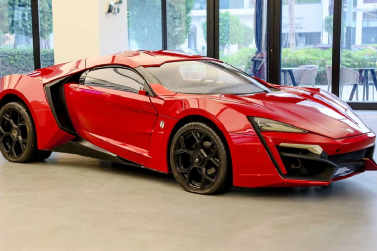 Theo RubiX, đơn vị chịu trách nhiệm đấu giá Lykan HyperSport, chiếc xe bản sao này được kỳ vọng thu về ít nhất 750.000 USD. Giá khởi điểm được đưa ra là 100.000 USD và buổi đấu giá trực tuyến sẽ bắt đầu vào ngày 11/5 tới.