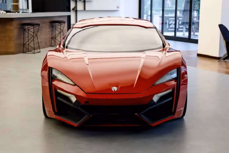 Theo RubiX, đã có 10 bản sao của siêu xe W Motors Lykan HyperSport được sản xuất và 9 chiếc đã hư hỏng hoàn toàn sau khi quay các cảnh hành động. Trong đó, hai nhân vật chính đã lái chiếc supercar bay qua các tòa nhà chọc trời ở Abu Dhabi, UAE.