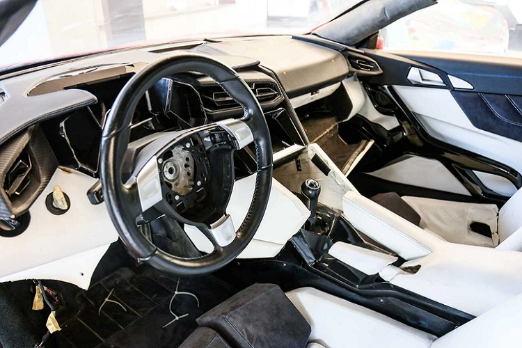 Mẫu xe đóng thế không có động cơ cũng như các bộ phận truyền động. Trong thực thế, W Motors Lykan HyperSport trang bị động cơ boxer 6 xy-lanh tăng áp, công suất 780 mã lực và mô-men xoắn 960 Nm. Khách hàng có thể chọn hộp số sàn 6 cấp hoặc hộp số tự động ly hợp kép 7 cấp.