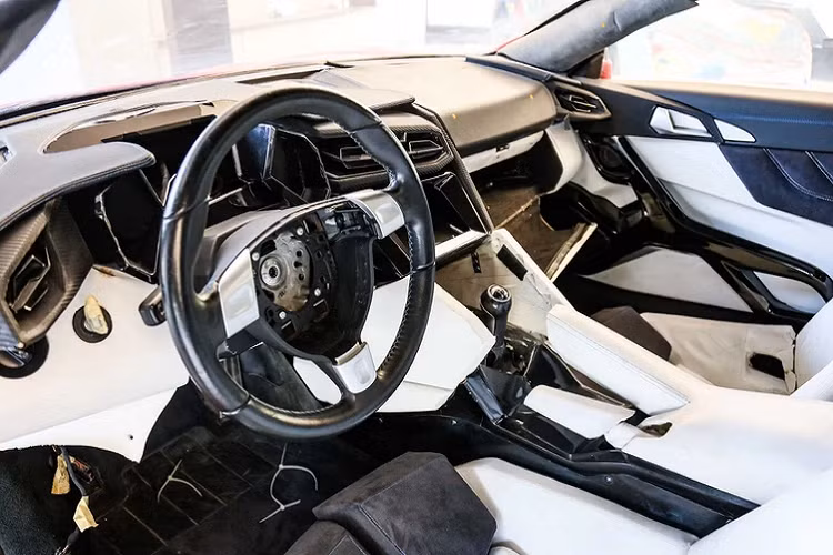 Mẫu xe đóng thế không có động cơ cũng như các bộ phận truyền động. Trong thực thế, W Motors Lykan HyperSport trang bị động cơ boxer 6 xy-lanh tăng áp, công suất 780 mã lực và mô-men xoắn 960 Nm. Khách hàng có thể chọn hộp số sàn 6 cấp hoặc hộp số tự động ly hợp kép 7 cấp.