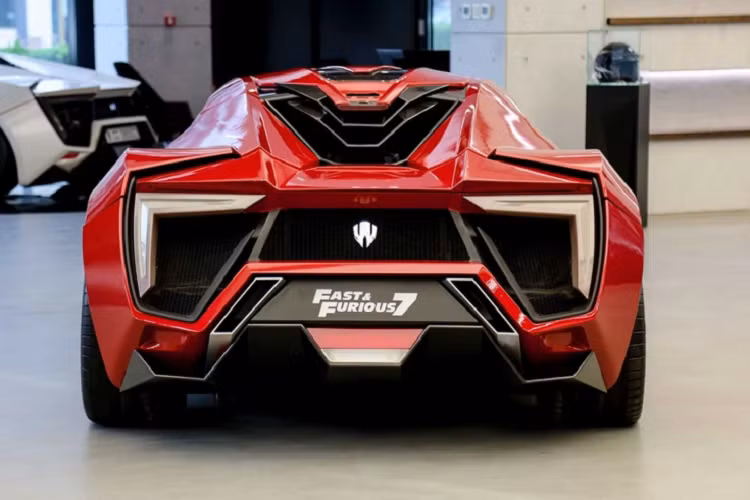 Mẫu xe đóng thế duy nhất còn nguyên vẹn trong quá trình sản xuất bộ phim hiện được lưu giữ với hiện trang tốt, dù còn một vài vết trầy do quá trình sử dụng. Ngoại thất sơn màu đỏ đen và được hoàn thiện rất giống xe thật.