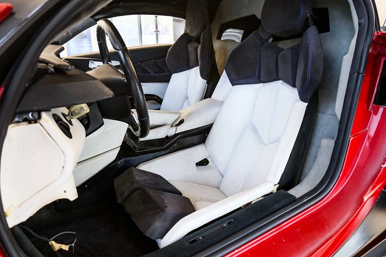 Tuy nhiên, bản sao này lại kém hấp dẫn hơn. Ngoại trừ bộ ghế ngồi thể thao phối 2 màu đen/trắng bắt mắt thì bảng tablo, tay lái hay cần số được làm sơ sài. Bảng đồng hồ tốc độ, màn hình tốc độ cũng được loại bỏ.