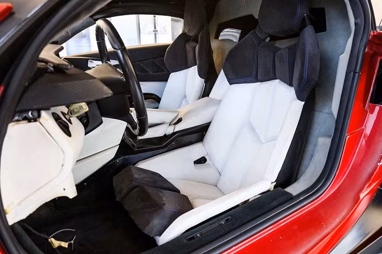 Tuy nhiên, bản sao này lại kém hấp dẫn hơn. Ngoại trừ bộ ghế ngồi thể thao phối 2 màu đen/trắng bắt mắt thì bảng tablo, tay lái hay cần số được làm sơ sài. Bảng đồng hồ tốc độ, màn hình tốc độ cũng được loại bỏ.