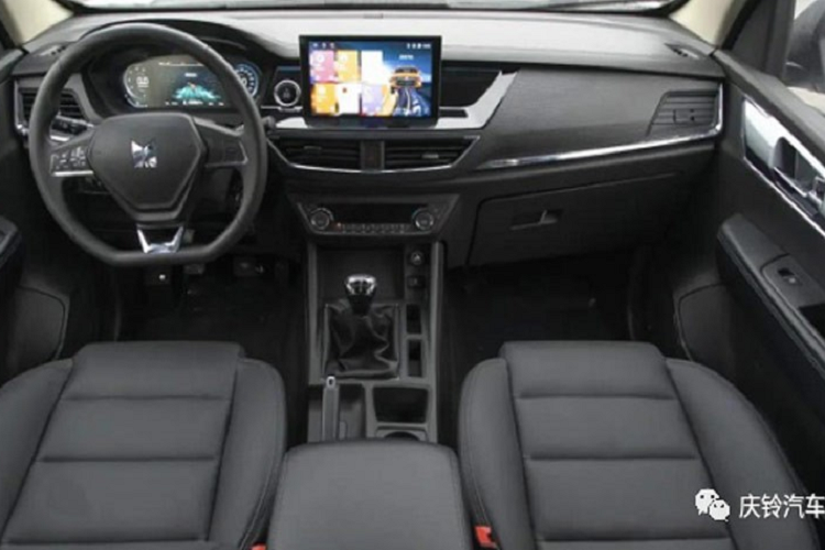 Phía bên trong nội thất, nhà sản xuất cũng mang tới một cảm giác hiện đại với một màn hình cảm ứng cỡ 10 inch nằm nổi bật trên mặt táp lô, còn bảng đồng hồ là dạng màn kỹ thuật số.