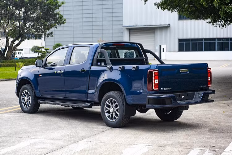 Kích thước cụ thể của mẫu bán tải này là dài 5.660 mm, rộng 1.885 mm, cao 1.800 mm, và trục cơ sở dài 3.406 mm. Kích thước thùng xe là dài 1.800 mm, rộng 1.885 mm, và cao 480 mm. Không rõ trọng tải tối đa của xe là bao nhiêu. Phía đầu xe có thiết kế khá ấn tượng với lưới tản nhiệt lớn, logo nằm phía trên cao, các cụm đèn đều to rõ ràng.