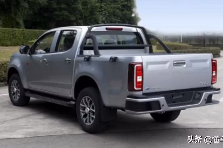 Lựa chọn còn lại là một động cơ xăng tăng áp dung tích 1.8 lít với công suất 231 mã lực và 310 Nm mô-men xoắn cực đại. Đây là một trong những động cơ tăng áp 1.8 lít mạnh nhất trên thị trường xe Trung Quốc hiện đại.