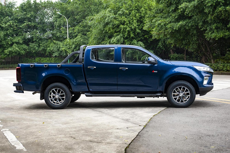 Ngày nay, công ty này cũng có những sản phẩm mang dấu ấn của riêng, và một trong số đó chính là mẫu xe bán tải Qingling Taga H mới ra mắt trong năm 2021 này. Thông qua những hình ảnh ở đây, ta thấy Qingling Taga H là một chiếc bán tải khá to lớn, cứng cáp với thiết kế tương đối hiện đại.