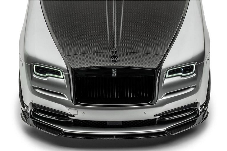 Ngoài ra, với Softkit, Rolls-Royce Dawn Silver Bullet còn được "cưỡi" trên bộ la-zăng 22 inch thiết kế chữ Y độc đáo, đi kèm đồ họa dán bên hông mới và các tay nắm cửa sơn đen. Biểu tượng Spirit of Ecstasy cũng được sơn đen để làm tăng thêm vẻ hầm hố của chiếc xe.