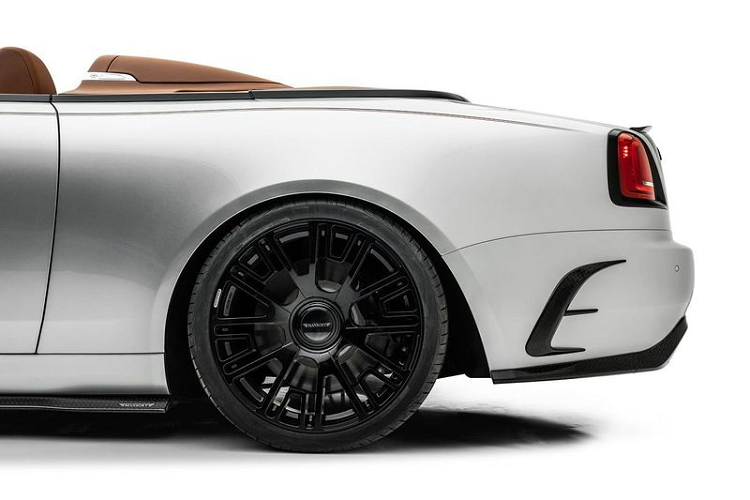 Bên cạnh đó, Mansory cũng thực hiện cập nhật phần mềm ECU cho Dawn Silver Bullet để khối động cơ tăng áp kép V12 6.6L mạnh mẽ tới 730 mã lực và 1.000 Nm (thay vì 563 mã lực và 780 Nm như tiêu chuẩn).