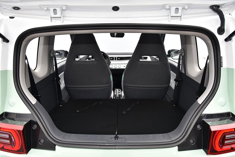 Như thông tin đã đưa, Wuling Hongguang Mini EV chạy điện sở hữu kích thước khá nhỏ, bao gồm chiều dài 2.917 mm, rộng 1.493 mm, cao 1.621 mm và chiều dài cơ sở 1.940 mm. Do đó, mẫu ô tô điện "bán chạy như tôm tươi" này chỉ được trang bị nội thất 4 chỗ ngồi và không có khoang hành lý. Nếu muốn chở đồ, người lái phải gập hàng ghế sau xuống để có khoang hành lý với thể tích 740 lít.