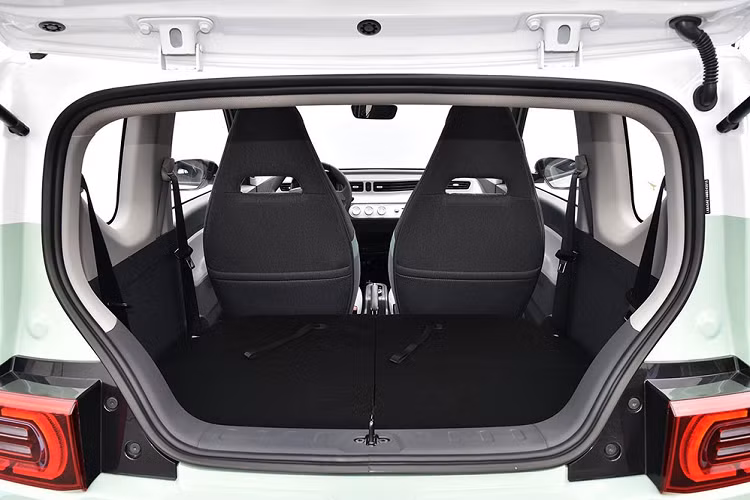 Như thông tin đã đưa, Wuling Hongguang Mini EV chạy điện sở hữu kích thước khá nhỏ, bao gồm chiều dài 2.917 mm, rộng 1.493 mm, cao 1.621 mm và chiều dài cơ sở 1.940 mm. Do đó, mẫu ô tô điện "bán chạy như tôm tươi" này chỉ được trang bị nội thất 4 chỗ ngồi và không có khoang hành lý. Nếu muốn chở đồ, người lái phải gập hàng ghế sau xuống để có khoang hành lý với thể tích 740 lít.