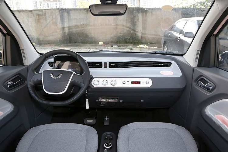 Wuling Hongguang Mini EV giá rẻ, cơ động và an toàn hơn xe 2 bánh là những điểm mạnh không thể phủ nhận. Tại thị trường Trung Quốc, mẫu xe này có giá khởi điểm chỉ 28.000 Nhân dân tệ (khoảng 100 triệu đồng). Ngoài ra, thương hiệu Wuling hiện đã xây dựng hơn 113.000 trạm sạc tại 260 thành phố của Trung Quốc để hỗ trợ mẫu ôtô điện của mình. Có thể thấy thương hiệu Wuling rất nghiêm túc trong việc đầu tư vào mảng ô tô điện đô thị cỡ nhỏ.