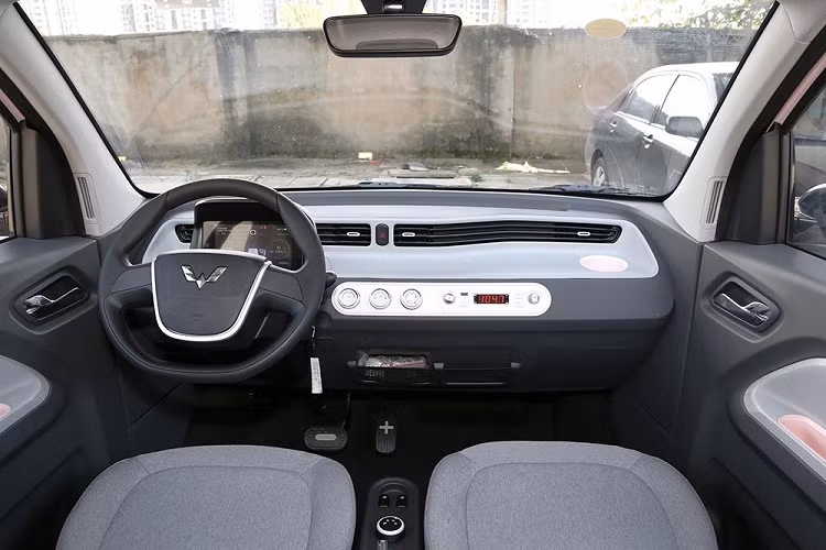 Wuling Hongguang Mini EV giá rẻ, cơ động và an toàn hơn xe 2 bánh là những điểm mạnh không thể phủ nhận. Tại thị trường Trung Quốc, mẫu xe này có giá khởi điểm chỉ 28.000 Nhân dân tệ (khoảng 100 triệu đồng). Ngoài ra, thương hiệu Wuling hiện đã xây dựng hơn 113.000 trạm sạc tại 260 thành phố của Trung Quốc để hỗ trợ mẫu ôtô điện của mình. Có thể thấy thương hiệu Wuling rất nghiêm túc trong việc đầu tư vào mảng ô tô điện đô thị cỡ nhỏ.