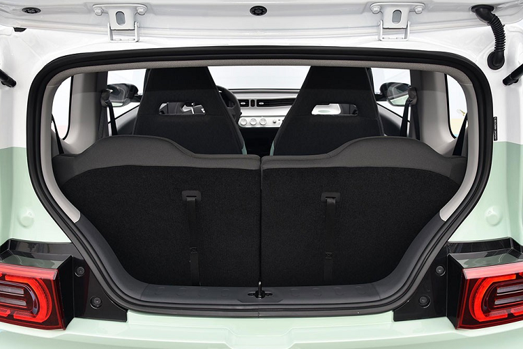 Theo nghiên cứu, hơn 95% người dân Trung Quốc hàng ngày chỉ đi lại trong khoảng cách dưới 20 km. Do đó, những chiếc ô tô điện cỡ nhỏ như Wuling Hongguang Mini EV là một lựa chọn hoàn hảo cho người dân nơi đây. Chứng kiến sự thành công của Wuling Hongguang Mini EV, các hãng xe khác cũng đã tung ra những mẫu ô tô điện cỡ nhỏ để "ăn theo" như Chery QQ Ice Cream, Sokon Candy và Poco Meimei. Tuy nhiên, chưa mẫu xe nào có thể vượt mặt được Wuling Hongguang Mini EV.