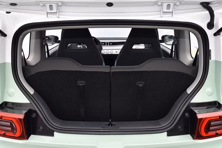 Theo nghiên cứu, hơn 95% người dân Trung Quốc hàng ngày chỉ đi lại trong khoảng cách dưới 20 km. Do đó, những chiếc ô tô điện cỡ nhỏ như Wuling Hongguang Mini EV là một lựa chọn hoàn hảo cho người dân nơi đây. Chứng kiến sự thành công của Wuling Hongguang Mini EV, các hãng xe khác cũng đã tung ra những mẫu ô tô điện cỡ nhỏ để "ăn theo" như Chery QQ Ice Cream, Sokon Candy và Poco Meimei. Tuy nhiên, chưa mẫu xe nào có thể vượt mặt được Wuling Hongguang Mini EV.