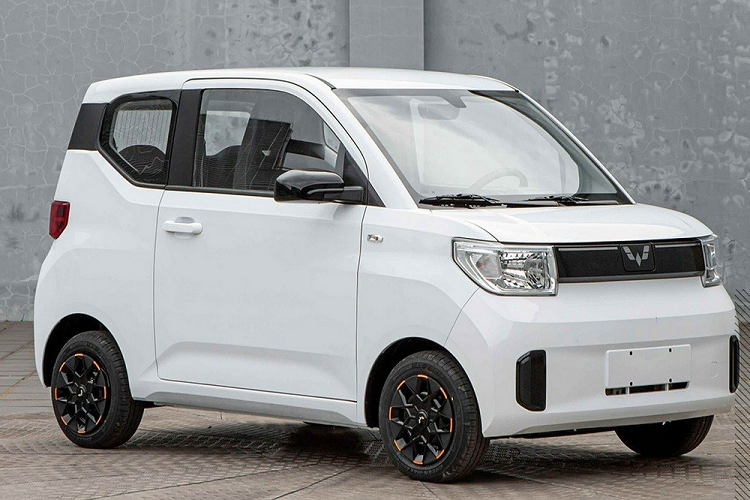 Điểm nhấn của Wuling Hongguang Mini EV Long Range nằm ở cụm pin 26 kWh, cho phép xe chạy được 300 km sau khi sạc đầy pin. Ngoài ra, Wuling Hongguang Mini EV Long Range còn được trang bị mô-tơ điện mạnh hơn để bù cho trọng lượng tăng lên.