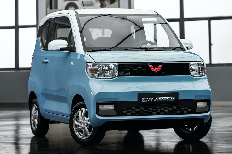 Cụ thể, Wuling Hongguang Mini EV Long Range sở hữu chiều dài 3.000 m, tăng 77 mm so với bản thường. Trong khi đó, chiều dài cơ sở của bản Long Range tăng 70 mm lên 2.010 mm.