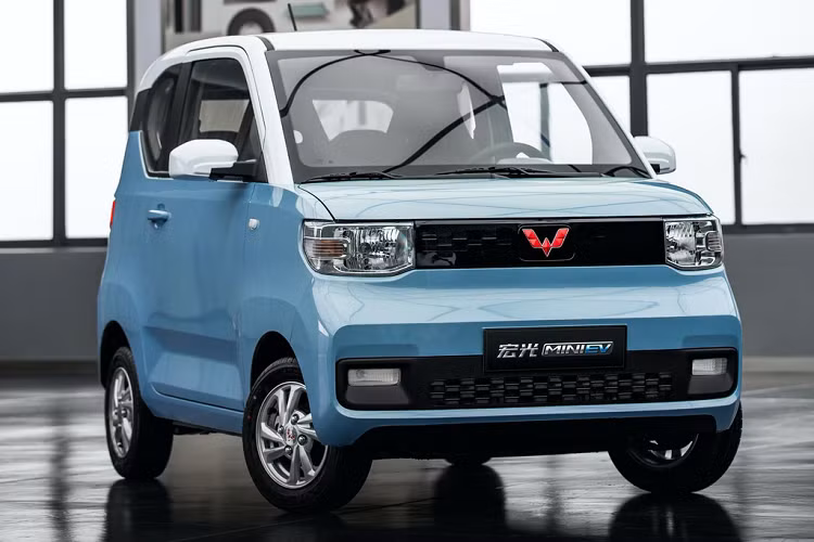 Cụ thể, Wuling Hongguang Mini EV Long Range sở hữu chiều dài 3.000 m, tăng 77 mm so với bản thường. Trong khi đó, chiều dài cơ sở của bản Long Range tăng 70 mm lên 2.010 mm.