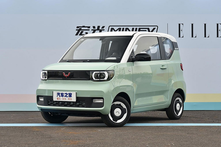 Mới đây, Wuling Hongguang Mini EV 2021 mới đã lập kỷ lục doanh số mới tại thị trường tỷ dân Trung Quốc. Trên mạng xã hội, thương hiệu Wuling đã công bố việc mẫu ôtô điện này đạt doanh số cao nhất từ trước đến nay, lên đến 1.800 xe/ngày. Nói cách khác, cứ 20 giây lại có 1 người Trung Quốc mua Wuling Hongguang Mini EV.