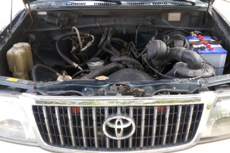 Nhìn chung trang bị tương đối đầy đủ với thời điểm đó, mẫu xe này được xem là lựa chọn tốt hơn khi so với Mitsubishi Jolie, đối thủ vốn mang tiếng hay hỏng vặt và hao xăng. Tuy nhiên, so với thời điểm hiện tại, Toyota Zace cũ gần như “quá đát” và bền bỉ vì không có gì để hư hỏng. Không chỉ bán chạy lúc đương thời,