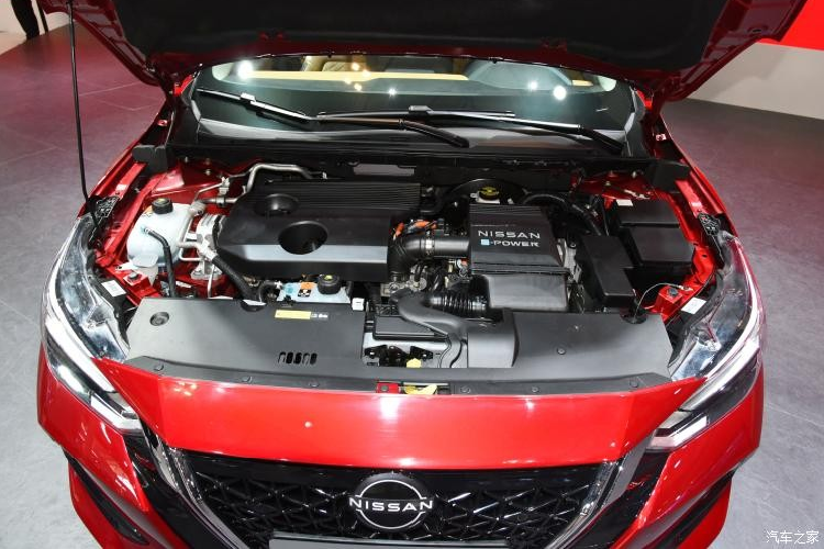 Về kích thước, mẫu xe sedan Nissan Sylphy e-Power 2022 sở hữu chiều dài 4.649 mm, chiều rộng 1.815 mm, chiều cao 1.445 mm và chiều dài cơ sở 2.712 mm. So với đối thủ Honda Civic, mẫu sedan cỡ C này có chiều dài cơ sở ngắn hơn một chút.