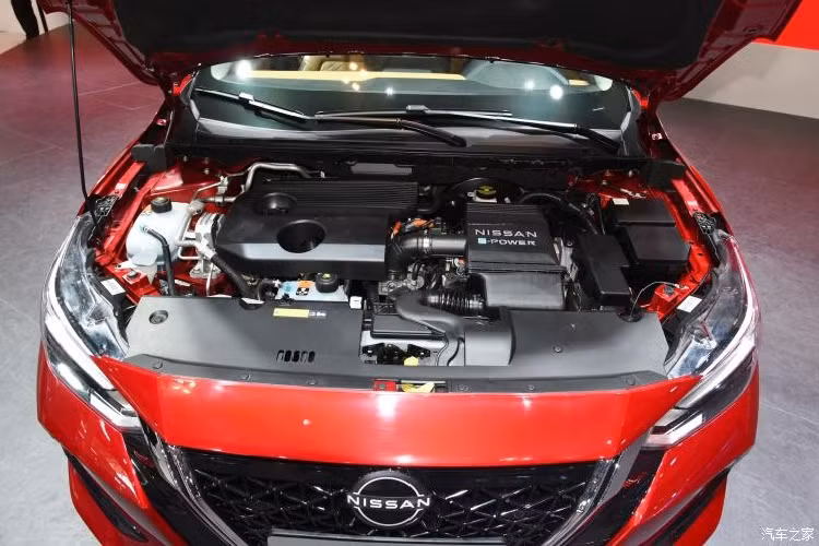 Về kích thước, mẫu xe sedan Nissan Sylphy e-Power 2022 sở hữu chiều dài 4.649 mm, chiều rộng 1.815 mm, chiều cao 1.445 mm và chiều dài cơ sở 2.712 mm. So với đối thủ Honda Civic, mẫu sedan cỡ C này có chiều dài cơ sở ngắn hơn một chút.