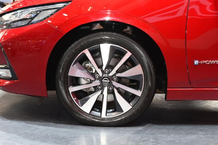 Nối liền với lưới tản nhiệt là cụm đèn pha LED có thiết kế sắc sảo. Ngoài ra, xe còn có đèn sương mù trước nằm trong khe gió giả ở hai góc cản trước.