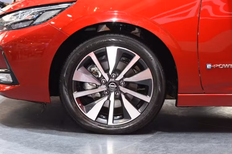 Nối liền với lưới tản nhiệt là cụm đèn pha LED có thiết kế sắc sảo. Ngoài ra, xe còn có đèn sương mù trước nằm trong khe gió giả ở hai góc cản trước.