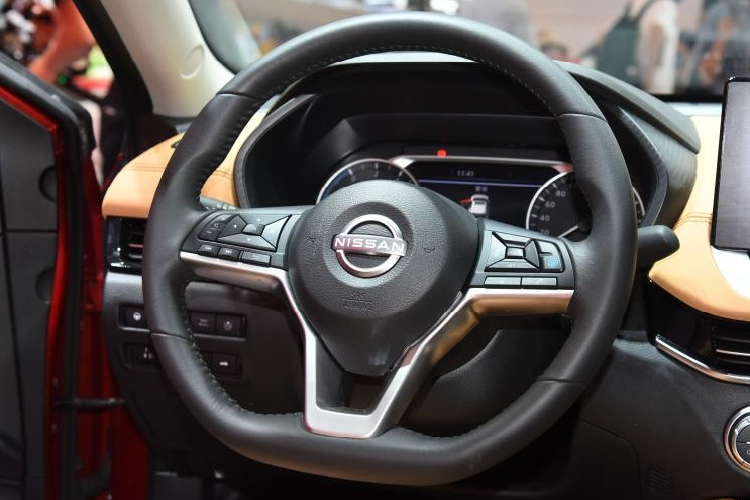 Đằng sau, Nissan Sylphy e-Power 2022 vẫn giữ thiết kế trung thành với bản thường, trừ logo riêng trên cửa cốp và tạo hình mới bên trong đèn hậu. Tương tự bản thường, bên dưới cản sau của xe cũng có bộ khuếch tán gió giả.