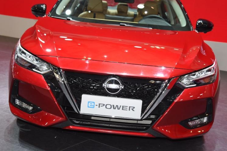 Điểm nhấn đáng chú ý nhất của Nissan Sylphy e-Power 2022 ở thị trường Trung Quốc chính là hệ truyền động hybrid e-Power bên dưới nắp ca-pô. Theo đó, mẫu sedan cỡ C này được trang bị động cơ xăng 3 xi-lanh, dung tích 1.2L với công suất tối đa 72 mã lực. Động cơ kết hợp với mô-tơ điện mạnh 136 mã lực. Theo hãng Nissan, hệ truyền động e-Power này chỉ tiêu thụ lượng xăng trung bình 24,4 km/lít (khoảng 4,09 lít/100 km).