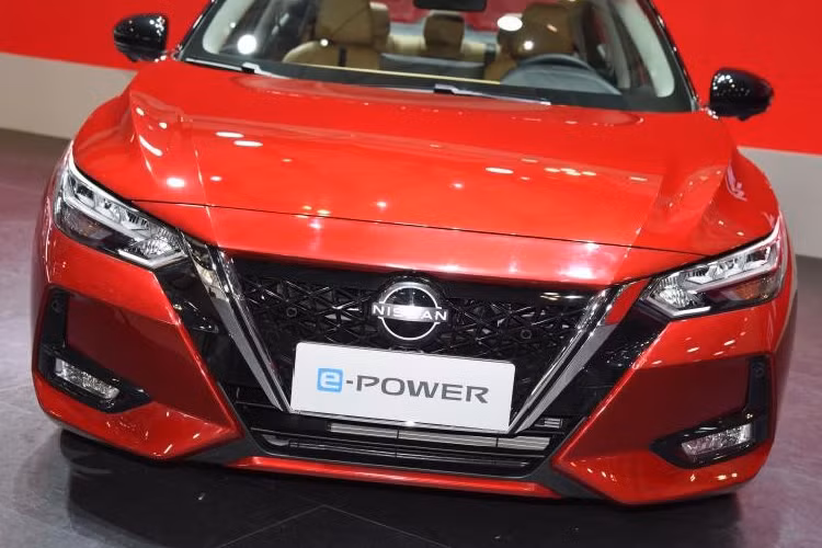 Điểm nhấn đáng chú ý nhất của Nissan Sylphy e-Power 2022 ở thị trường Trung Quốc chính là hệ truyền động hybrid e-Power bên dưới nắp ca-pô. Theo đó, mẫu sedan cỡ C này được trang bị động cơ xăng 3 xi-lanh, dung tích 1.2L với công suất tối đa 72 mã lực. Động cơ kết hợp với mô-tơ điện mạnh 136 mã lực. Theo hãng Nissan, hệ truyền động e-Power này chỉ tiêu thụ lượng xăng trung bình 24,4 km/lít (khoảng 4,09 lít/100 km).