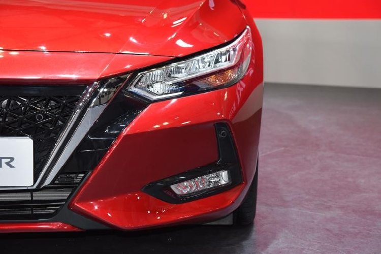 Ngoại trừ hệ truyền động, Nissan Sylphy e-Power 2022 gần như không có gì khác so với bản dùng máy xăng thông thường. Trên đầu xe, mẫu sedan này được trang bị lưới tản nhiệt V-Motion với viền mạ crôm kép và mắt lưới đan dạng mắt cáo. Logo hoàn toàn mới của hãng Nissan được đặt cao trên lưới tản nhiệt, bên dưới là giá lắp biển số.