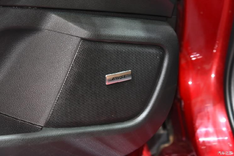 Những trang bị nội thất đáng chú ý khác của Nissan Sylphy e-Power 2022 bao gồm vô lăng vát đáy thể thao... Màn hình đa thông tin 7 inch nằm trong bảng đồng hồ. Đặc biệt, xe còn có nhiều hộc đồ tiện dụng để người dùng cất chai nước hoặc điện thoại di động.