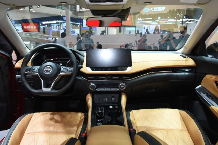 Vòng sang bên sườn, chúng ta sẽ thấy những đường dập gân nổi bật và đường chân kính mạ crôm, hất lên ở cuối. Thêm vào đó là logo "e-Power" trên cửa trước như dấu hiệu nhận biết cho phiên bản tiết kiệm xăng hơn của dòng Nissan Sylphy 2022. Bộ vành la-zăng có đường kính 17 inch và sơn phối 2 màu của xe không khác gì bản thường, đi với lốp 215/50 R17.