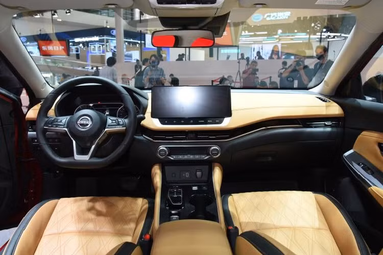 Vòng sang bên sườn, chúng ta sẽ thấy những đường dập gân nổi bật và đường chân kính mạ crôm, hất lên ở cuối. Thêm vào đó là logo "e-Power" trên cửa trước như dấu hiệu nhận biết cho phiên bản tiết kiệm xăng hơn của dòng Nissan Sylphy 2022. Bộ vành la-zăng có đường kính 17 inch và sơn phối 2 màu của xe không khác gì bản thường, đi với lốp 215/50 R17.