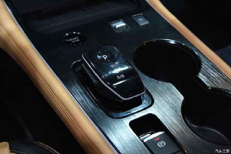 Cuối cùng là những trang bị an toàn như cảnh báo va chạm phía trước, cảnh báo điểm mù, cảnh báo chệch làn đường, cảnh báo phương tiện cắt ngang khi lùi và cảnh báo mất tập trung cho người lái.