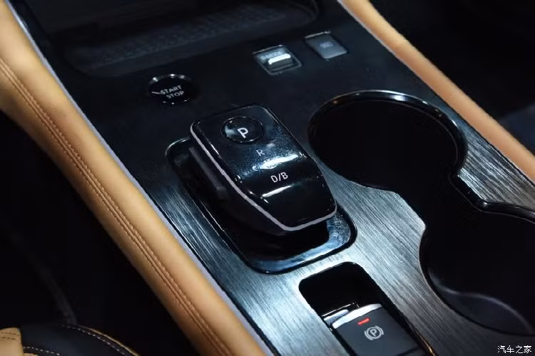 Cuối cùng là những trang bị an toàn như cảnh báo va chạm phía trước, cảnh báo điểm mù, cảnh báo chệch làn đường, cảnh báo phương tiện cắt ngang khi lùi và cảnh báo mất tập trung cho người lái.