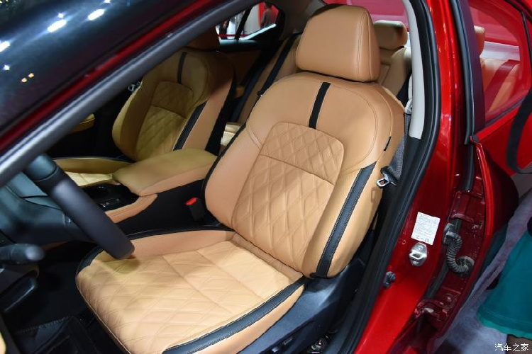 Chiếc Nissan Sylphy e-Power 2022 tham gia triển lãm được sơn nóc và ốp gương ngoại thất màu đen, tương phản với thân xe màu đỏ. Trong khi đó, nội thất của xe được bọc da phối 2 màu nâu nhạt và đen sang trọng.