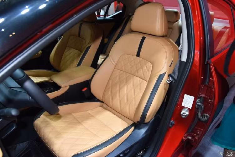 Chiếc Nissan Sylphy e-Power 2022 tham gia triển lãm được sơn nóc và ốp gương ngoại thất màu đen, tương phản với thân xe màu đỏ. Trong khi đó, nội thất của xe được bọc da phối 2 màu nâu nhạt và đen sang trọng.