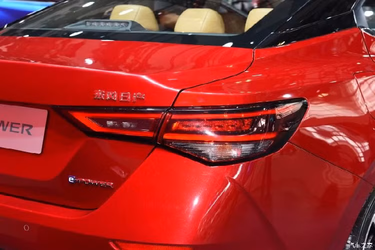 Hiện giá xe Nissan Sylphy e-Power 2022 tại thị trường Trung Quốc vẫn chưa được công bố. Trong khi đó, đối thủ của xe là Honda Civic 2022 có giá dao động từ 129.900 - 163.900 Nhân dân tệ (khoảng 454 - 573 triệu đồng) ở thị trường tỷ dân này.