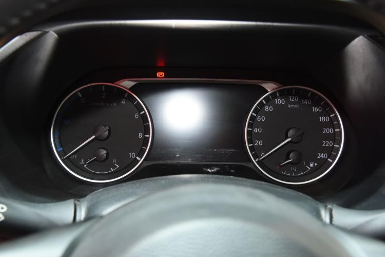 Bước vào bên trong Nissan Sylphy e-Power 2022, người dùng sẽ phát hiện ra một số điểm khác biệt so với bản thường như cửa gió điều hòa trung tâm và màn hình thông tin giải trí. Cụ thể, cửa gió điều hòa trung tâm của xe không được thiết kế dạng tuabin như bản thường trong khi màn hình thông tin giải trí có kích thước lớn hơn.