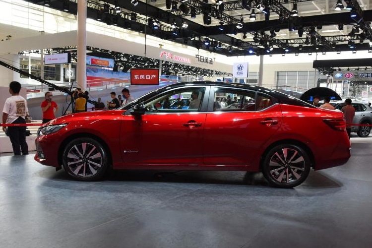 Tại triển lãm Ô tô Thiên Tân 2021 hiện đang diễn ra tại Trung Quốc, hãng Nissan đã chính thức vén màn phiên bản e-Power mới của dòng xe Sylphy. Do liên doanh Dongfeng Nissan sản xuất, phiên bản e-Power sẽ giúp Nissan Sylphy 2022 mới tăng thêm khả năng cạnh tranh với những đối thủ như Honda Civic và Hyundai Elantra.