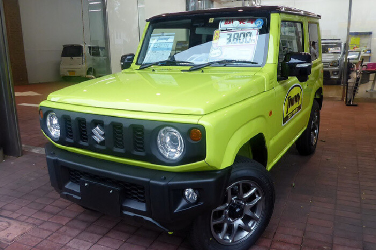 Trong tháng 6/2021, một số đại lý Suzuki tại Việt Nam cũng bắt đầu chào bán Suzuki Jimny và tiến hành nhận cọc mẫu SUV cỡ nhỏ này.
