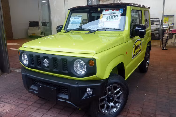 Trong tháng 6/2021, một số đại lý Suzuki tại Việt Nam cũng bắt đầu chào bán Suzuki Jimny và tiến hành nhận cọc mẫu SUV cỡ nhỏ này.