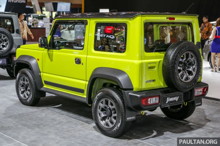 Tại thị trường Nhật Bản, Suzuki Jimny 2022 được chia thành tổng cộng 10 bản trang bị. Giá xe Suzuki Jimny 2022 dao động từ 1.485.000 - 2.064.500 Yên (309 - 429 triệu đồng).