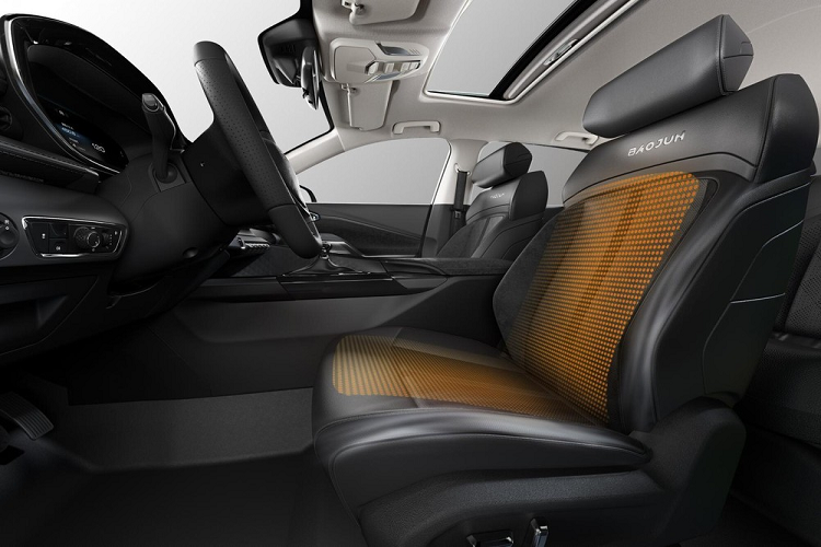 Tổng thể thiết kế ngoại thất của mẫu station wagon mới này không phải thật ấn tượng, nhưng cũng không gây thất vọng. Giống như mẫu Baojun RC-5W từng ra mắt trong năm ngoái rồi bị ngừng sản xuất vì vấn đề marketing, Valli có trang bị dải đèn chạy ban ngày LED ngay trên lưới tản nhiệt quen thuộc của thương hiệu Baojun, trong khi hai cụm đèn pha chính được đặt thấp hơn phía dưới. Phần nóc xe có xu hướng dốc dần về phía sau, và phần đuôi xe có thiết kế rất giống RC-5W.