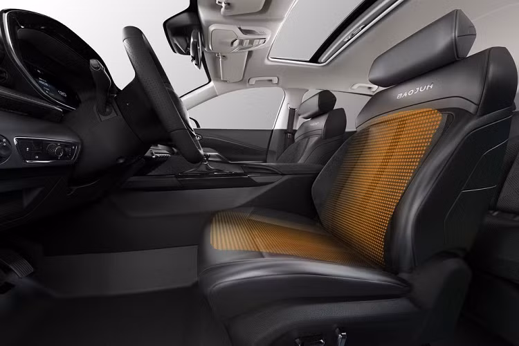 Tổng thể thiết kế ngoại thất của mẫu station wagon mới này không phải thật ấn tượng, nhưng cũng không gây thất vọng. Giống như mẫu Baojun RC-5W từng ra mắt trong năm ngoái rồi bị ngừng sản xuất vì vấn đề marketing, Valli có trang bị dải đèn chạy ban ngày LED ngay trên lưới tản nhiệt quen thuộc của thương hiệu Baojun, trong khi hai cụm đèn pha chính được đặt thấp hơn phía dưới. Phần nóc xe có xu hướng dốc dần về phía sau, và phần đuôi xe có thiết kế rất giống RC-5W.