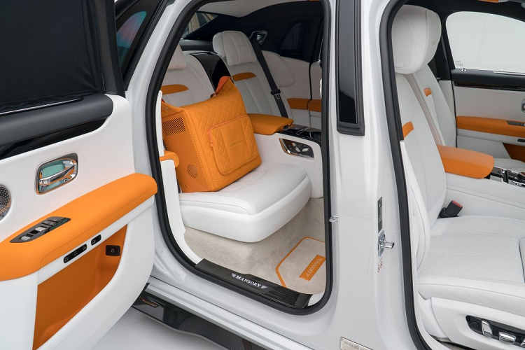 Ngoại hình của Mansory Rolls-Royce Ghost 2021 được hoàn thiện với tản gió hoàn toàn mới bằng sợi carbon và cặp ống xả kép. Mâm xe nguyên bản được thay bằng mâm đúc màu đen kích thước 22 inch, tương thích với lốp kích thước 265/35 ở trước và 295/30 ở sau.